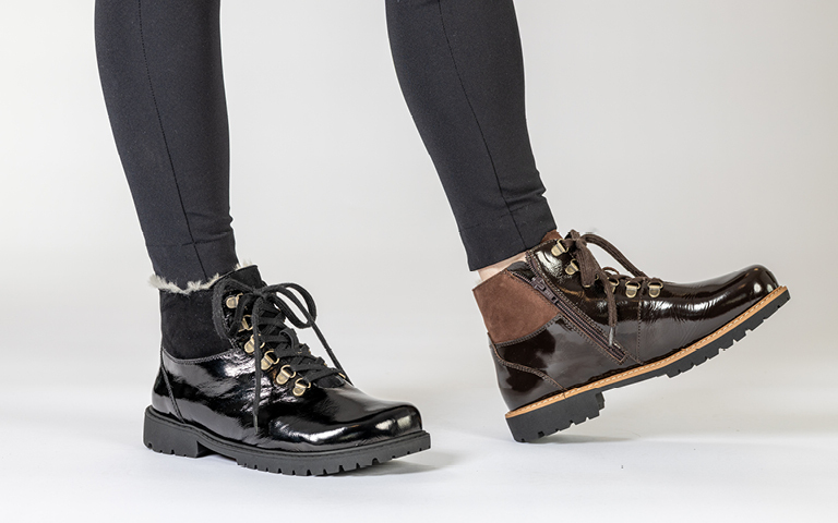 Modischer und kombistarker Bootie aus weichem Veloursleder mit gepolstertem Schaftrand aus Nappaleder.