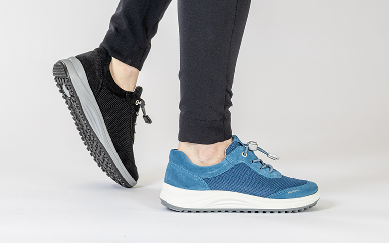Modischer und kombistarker Bootie aus weichem Veloursleder mit gepolstertem Schaftrand aus Nappaleder.