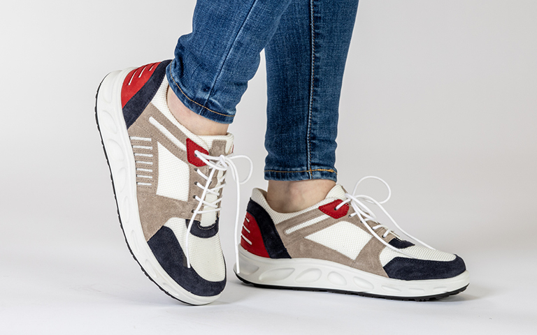Trendige Stiefelette aus Nappa- und Lackleder, ideal anpassbar durch die Derby-Schnrung und mit praktischem Innenreissverschluss.