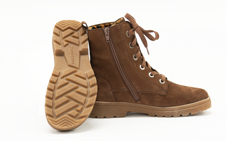 Leichter, knchelgeschtzter Wander- oder Trekkingschuh frs ganze Jahr.